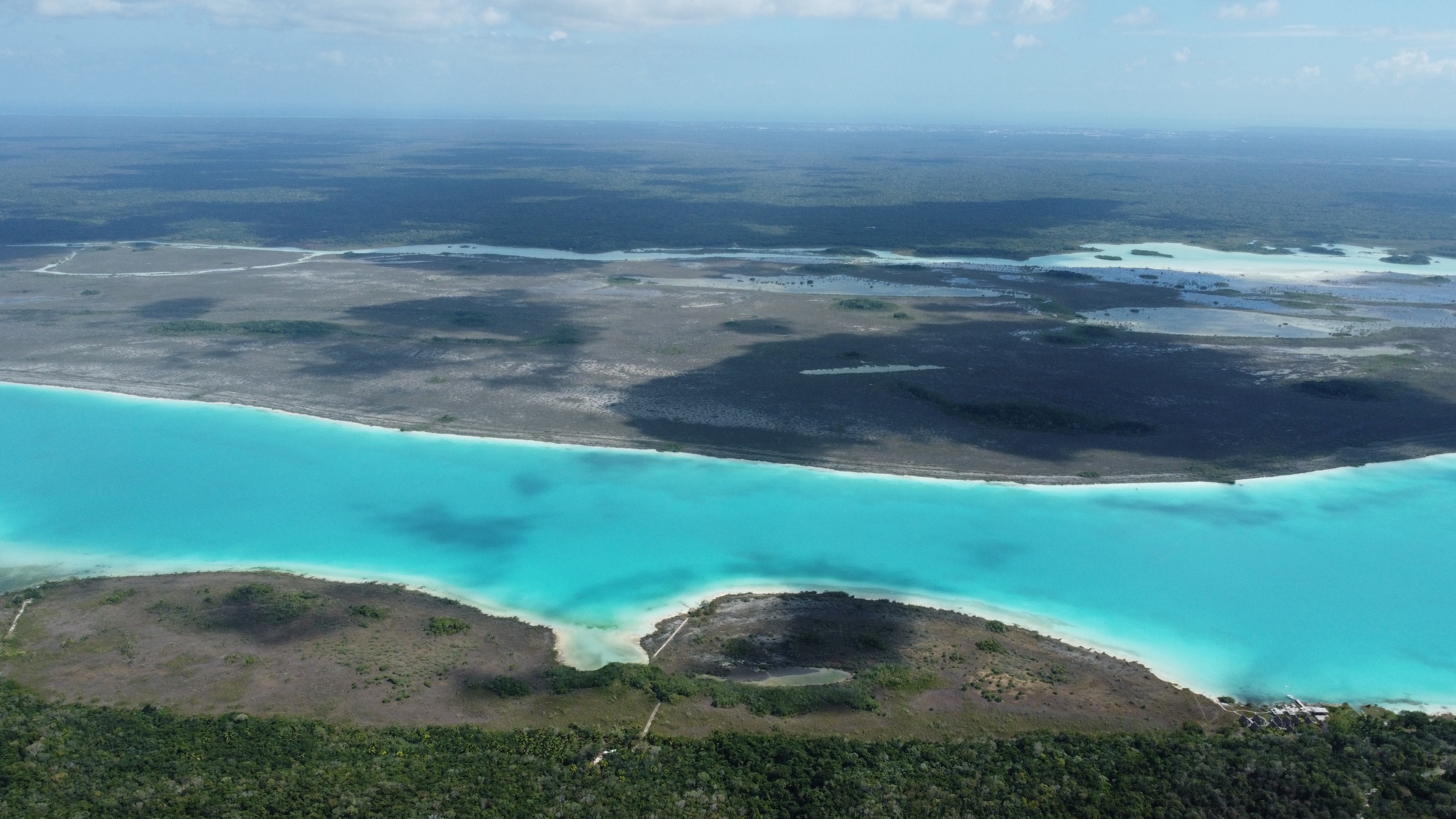 Vista panorámica de la Laguna de Bacalar y la selva.